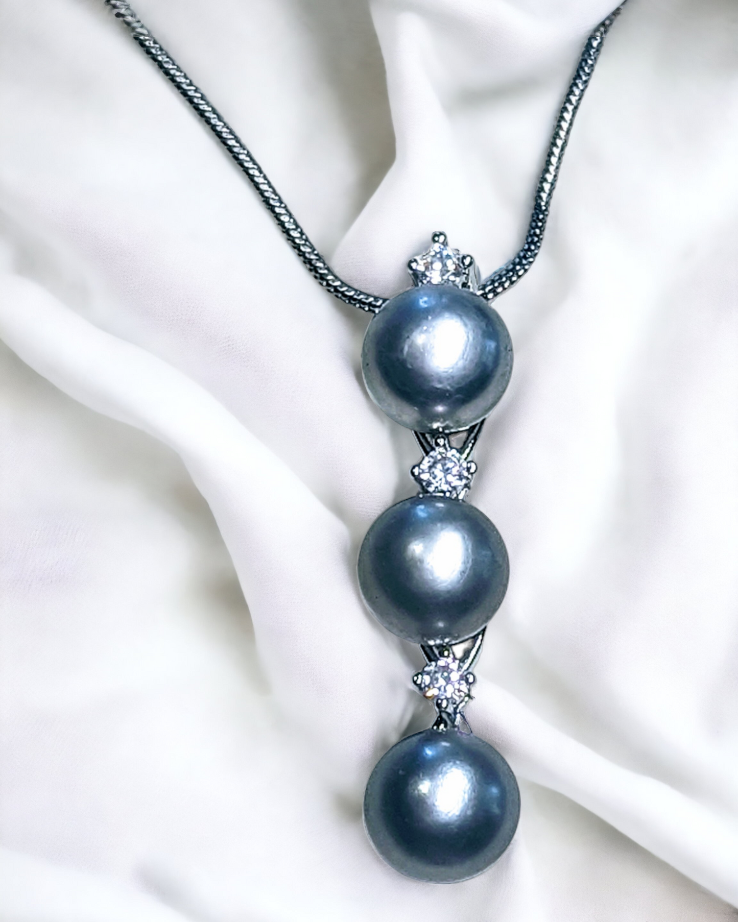 Trilogy_Necklace_PearlEnvy